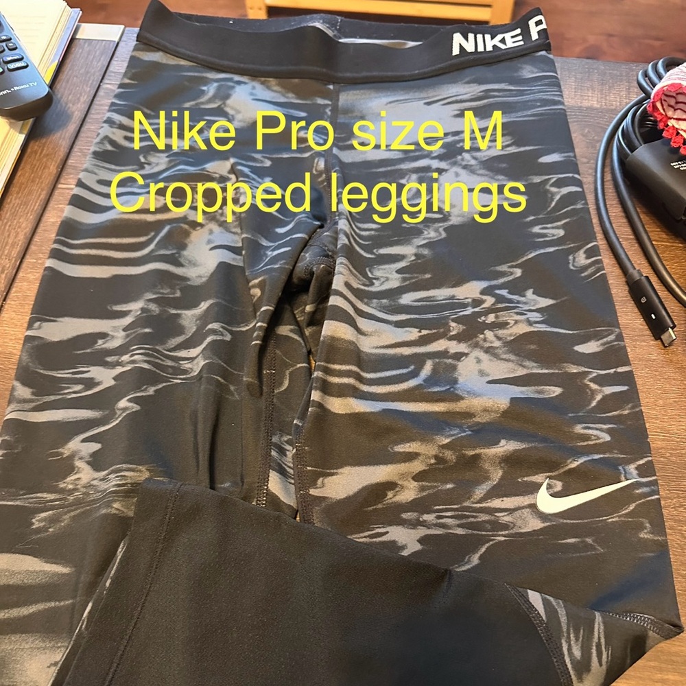 Women’s Nike pro cropped leggings size M